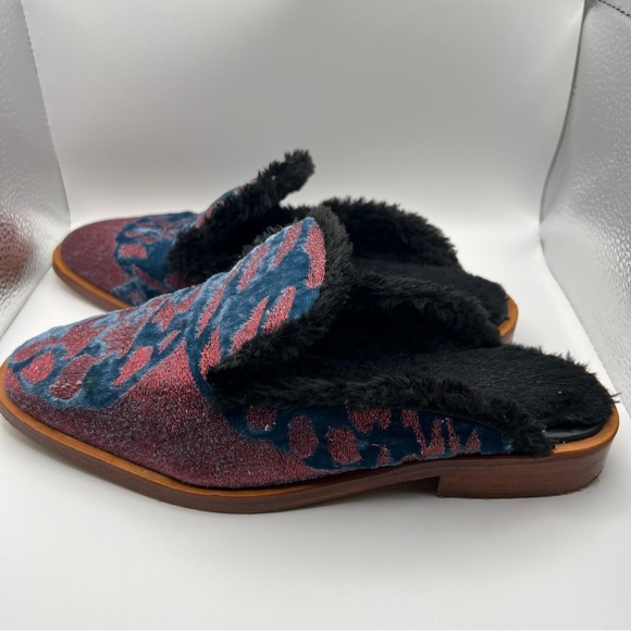 Free People Butterfly Effect Slippers Mules Tapestry Faux Fur Lined Red Blue 6.5 - Picture 5 of 6